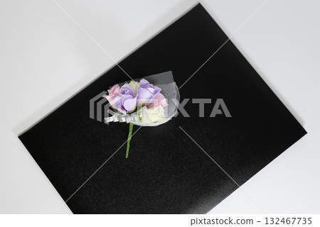 黑色文憑持有者和胸花 黑色文憑持有者和胸花 132467735