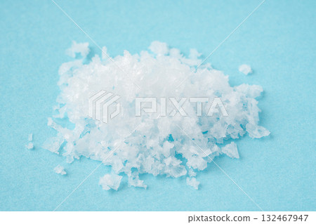 淺藍色背景上的粗鹽 淺藍色背景上的粗鹽 132467947