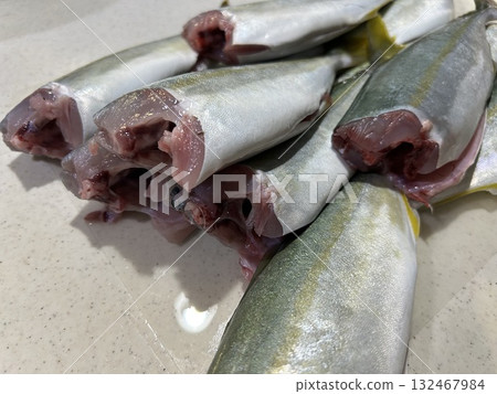 切片前準備新鮮魚 132467984