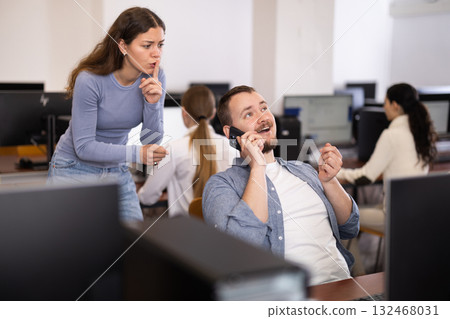 Female teacher urged to keep quiet over man talking loudly on phone during university lab 132468031