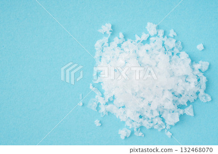 淺藍色背景上的粗鹽 淺藍色背景上的粗鹽 132468070