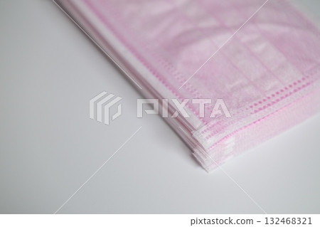 一堆堆淡粉紅不織布口罩 132468321