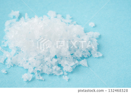 淺藍色背景上的粗鹽特寫 132468328
