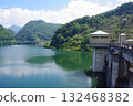 映照在翠綠色湖面上的鹽川水壩 132468382