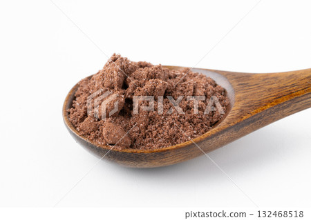 白色背景湯匙上加糖的可可粉的特寫鏡頭 132468518