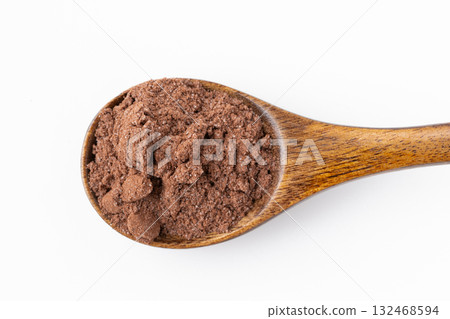 白色背景湯匙上加糖的可可粉的特寫鏡頭 132468594