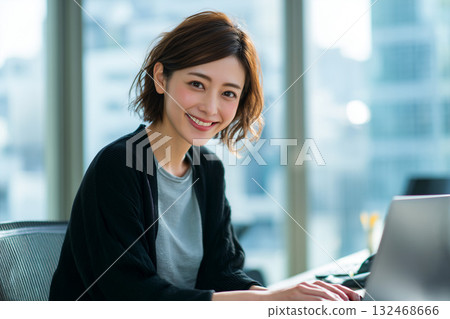 微笑的女性商務人士使用電腦 132468666