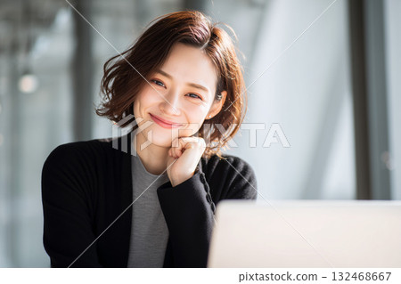 微笑的女性商務人士使用電腦 132468667