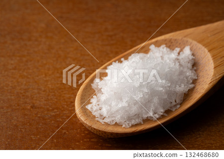 木湯匙上的粗鹽特寫 132468680