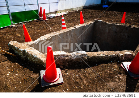 拆除後的空地與交通錐 b-2 高飽和度對比 132468691