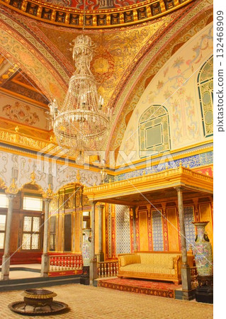 托普卡帕宮皇室大廳,設有蘇丹的寶座 托普卡帕宮皇室大廳,設有蘇丹的寶座 132468909