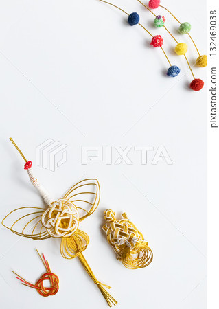 白色背景中的鶴和龜水引，垂直構圖 132469038