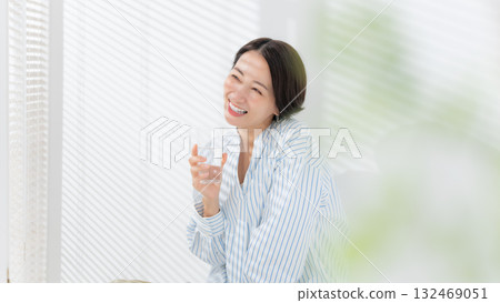 喝礦泉水的女人 132469051