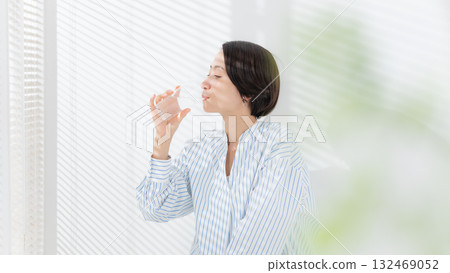 喝礦泉水的女人 132469052