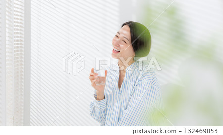 喝礦泉水的女人 喝礦泉水的女人 132469053