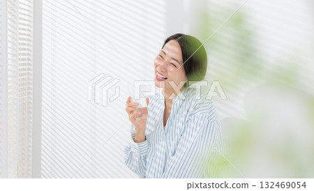 喝礦泉水的女人 132469054