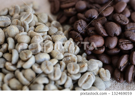 Coffee beans, raw beans, roasted 132469059