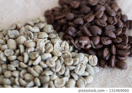 Coffee beans, raw beans, roasted 132469060