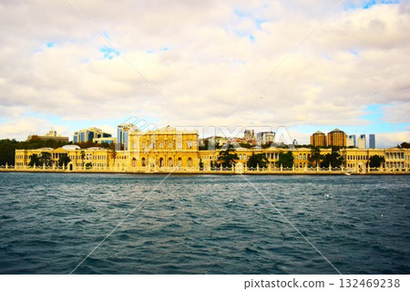 從土耳其伊斯坦堡的博斯普魯斯海峽望去的多爾瑪巴赫切宮 從土耳其伊斯坦堡的博斯普魯斯海峽望去的多爾瑪巴赫切宮 132469238