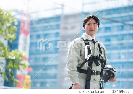 現場工作的年輕工人(帶領帶) 現場工作的年輕工人(帶領帶) 132469692