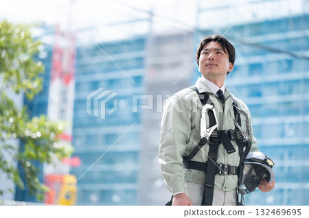現場工作的年輕工人(帶領帶) 現場工作的年輕工人(帶領帶) 132469695