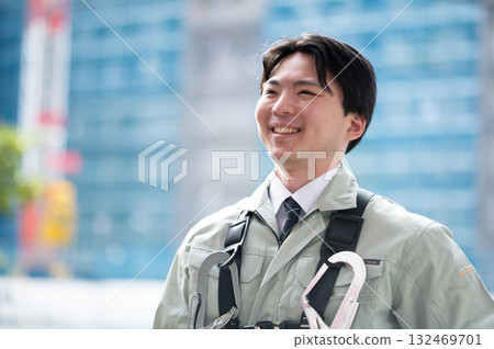 現場工作的年輕工人（帶領帶） 132469701