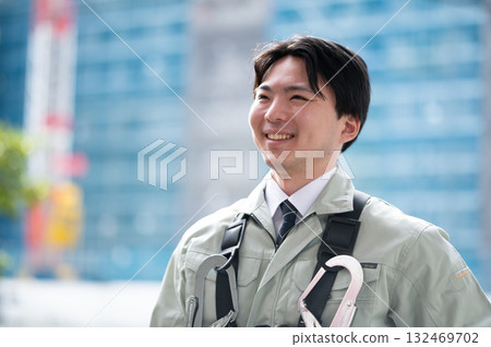 現場工作的年輕工人(帶領帶) 現場工作的年輕工人(帶領帶) 132469702