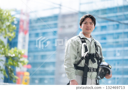 現場工作的年輕工人（不戴領帶） 132469713