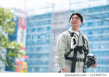 Young workers working on-site (without ties) 132469714