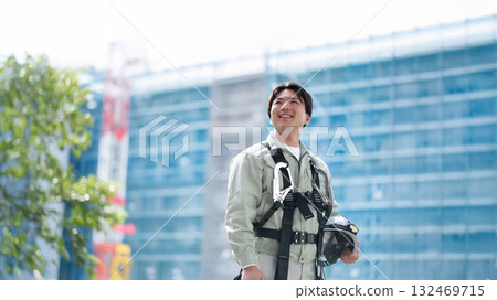 現場工作的年輕工人（不戴領帶） 132469715