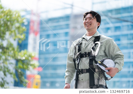 現場工作的年輕工人(不戴領帶) 現場工作的年輕工人(不戴領帶) 132469716