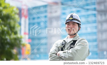 Young workers working on-site (without ties) 132469723