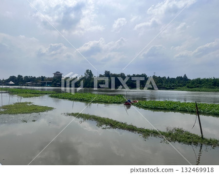 越南湄公河上划船的人 越南湄公河上划船的人 132469918