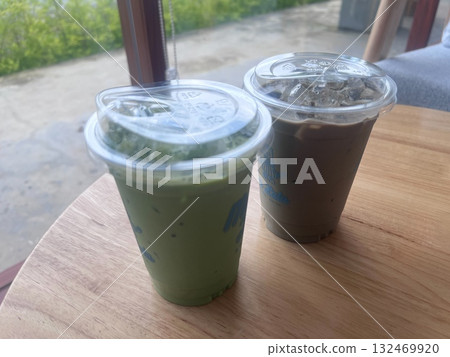 桌上的冰抹茶和咖啡飲料 桌上的冰抹茶和咖啡飲料 132469920