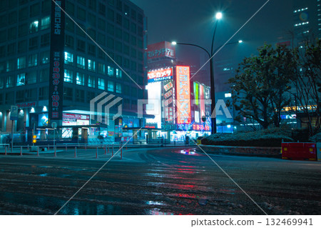 Snow falling in Nishi-Shinjuku at night [Snowfall image] 132469941