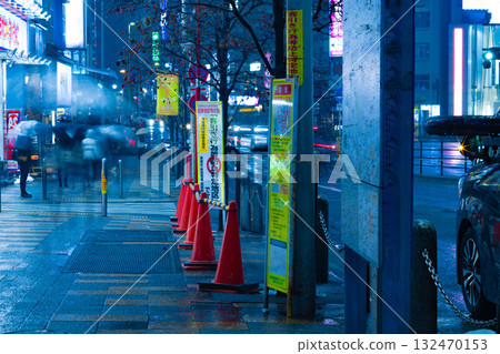 Pedestrians in Nishi-Shinjuku at night in the snow [Snowfall image] 132470153