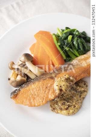 Salmon meunière with honey mustard sauce Salmon meunière with honey mustard sauce 132470451