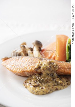 Salmon meunière with honey mustard sauce 132470453
