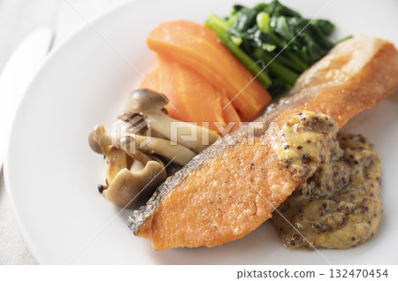 Salmon meunière with honey mustard sauce 132470454