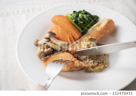 Salmon meunière with honey mustard sauce 132470455