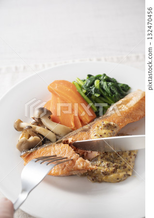 鮭魚三明治配蜂蜜芥末醬 132470456