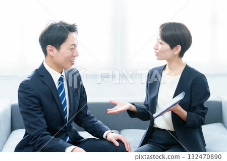 商務人士使用平板電腦開會 商務人士使用平板電腦開會 132470890