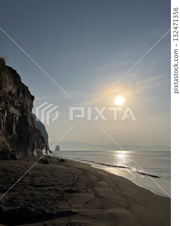 美麗的海岸夕陽(從伏目海岸眺望的又川島) 美麗的海岸夕陽(從伏目海岸眺望的又川島) 132471356