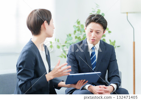 商務人士使用平板電腦開會 商務人士使用平板電腦開會 132471405