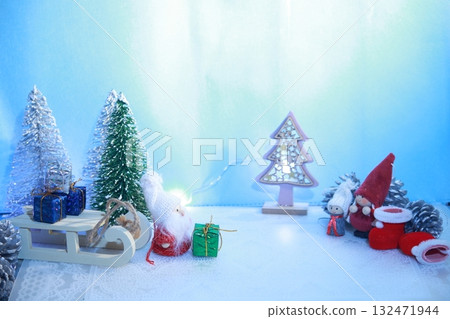 雪中的白色聖誕樹和聖誕老人 132471944