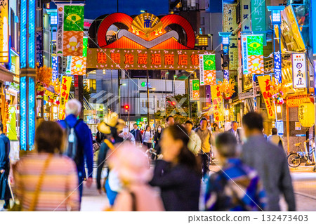 日本東京城市景觀,入境... 巢鴨地藏通商店街(Sugamo Jizo-dori Shopping Street)等的景色。蒙面... 日本東京城市景觀,入境... 巢鴨地藏通商店街(Sugamo Jizo-dori Shopping Street)等的景色。蒙面... 132473403