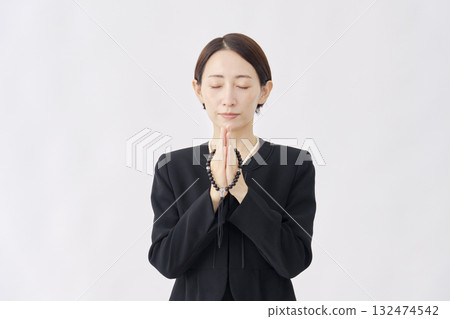 穿著喪服的女人祈禱白色背景 132474542