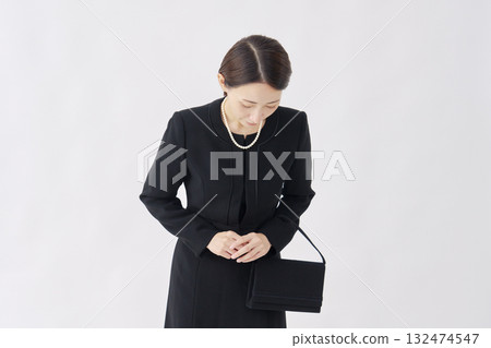 穿著喪服、鞠躬白色背景的女人 132474547