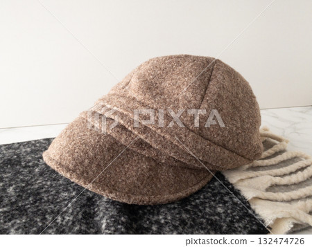 溫暖的報童帽和炭灰色圍巾 132474726