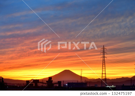 日落和富士山剪影 132475197